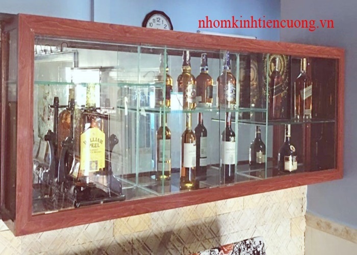 tủ kính trưng bày rượu