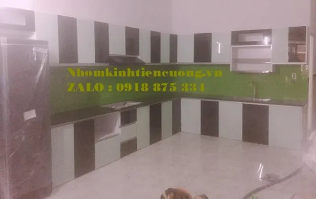 Tủ bếp nhôm kính cho nhà nhỏ