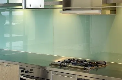 Kính màu ốp bếp loại nào tốt