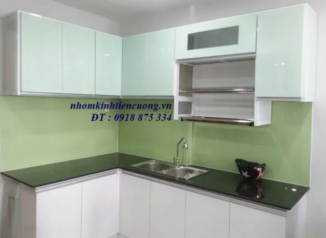 Mẫu tủ bếp bằng nhôm kính