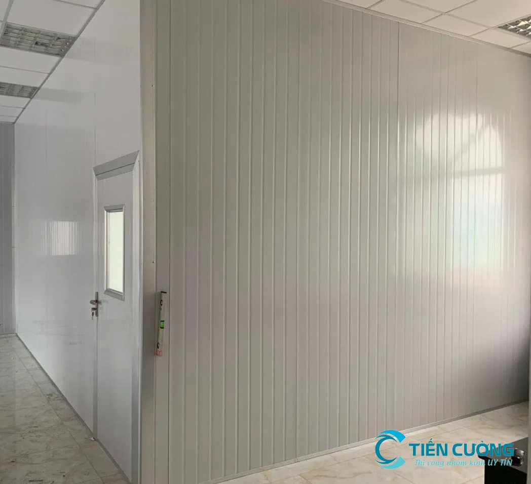 Vách Ngăn Panel Đẹp, Cách Âm Tốt, Thi Công Giá Rẻ TP.HCM - hình ảnh thực tế thi công vách panel chống nóng cho nhà xưởng