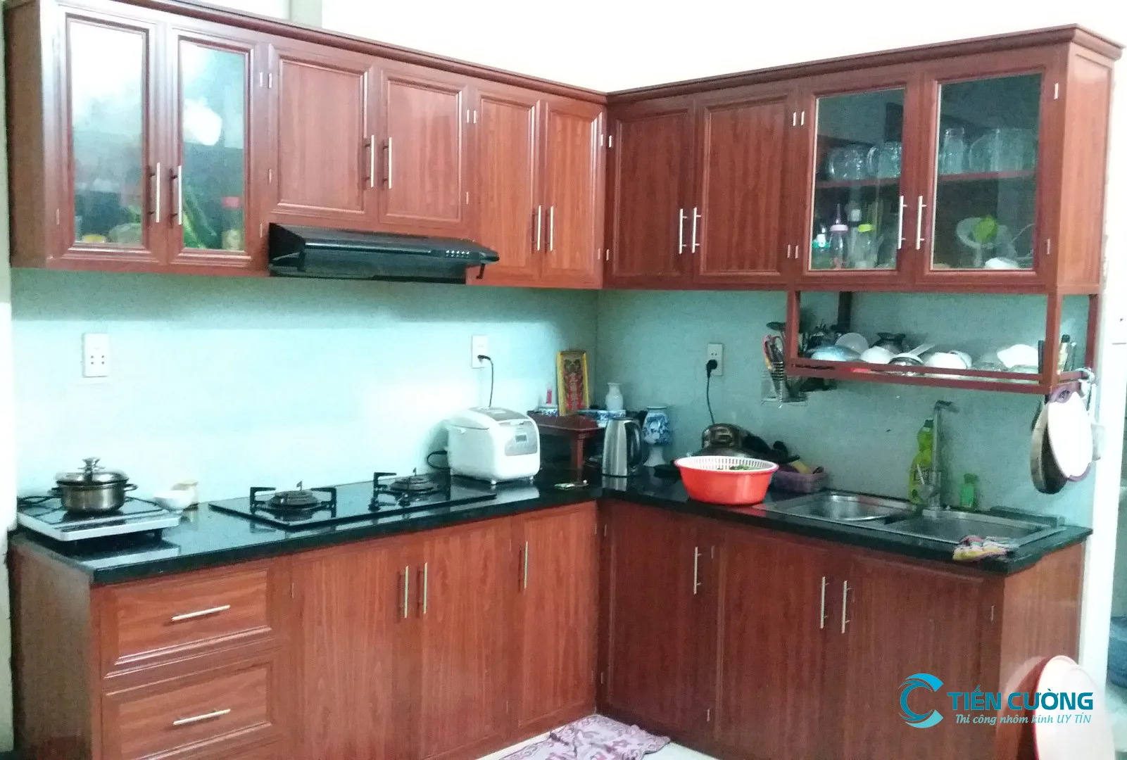 Tủ bếp nhôm Alu kết hợp kính sang trọng cho nhà phố