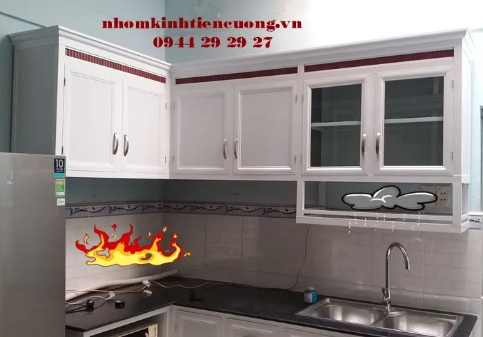 Tủ bếp nhôm kính trắng sứ chữ L cho căn hộ hiện đại