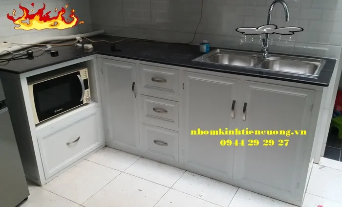 Tủ bếp nhôm kính màu trắng sứ hiện đại đẹp tại TP.HCM