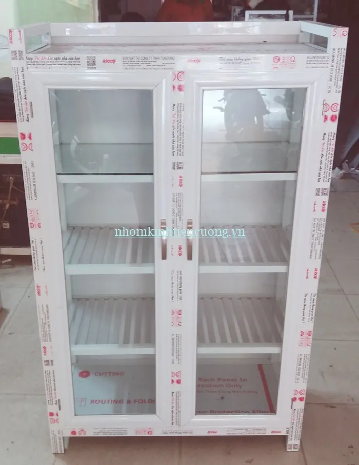 Các Mẫu Tủ Chén Bằng Nhôm Đẹp được ưa chuộng – Bền, Giá Rẻ, Xu Hướng Mới - hình ảnh thực tế Tủ chén nhôm nhỏ đẹp cho nhà bếp diện tích nhỏ