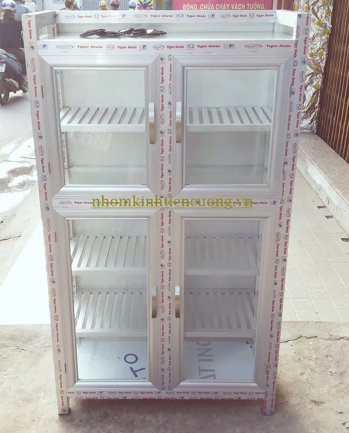 Các Mẫu Tủ Chén Bằng Nhôm Đẹp được ưa chuộng – Bền, Giá Rẻ, Xu Hướng Mới - hình ảnh thực tế Tủ chén nhôm kính hiện đại thiết kế tối giản