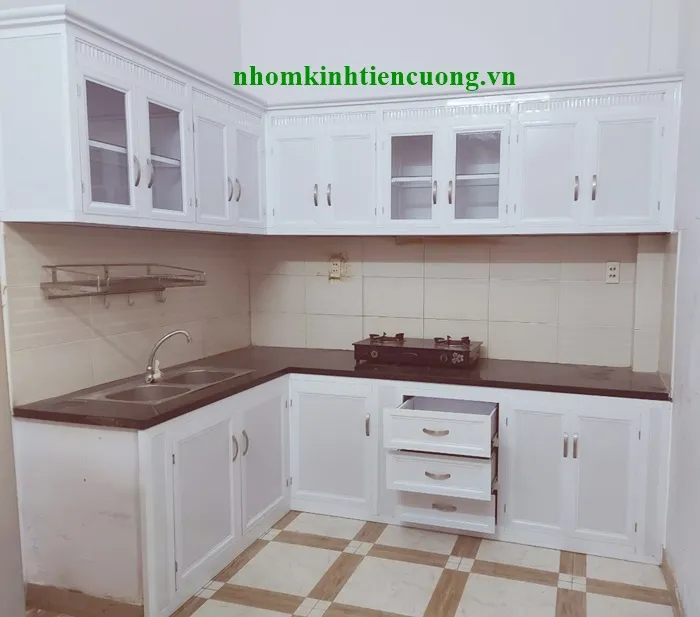 thiết kế tủ chén nhôm kính đơn giản sang trọng