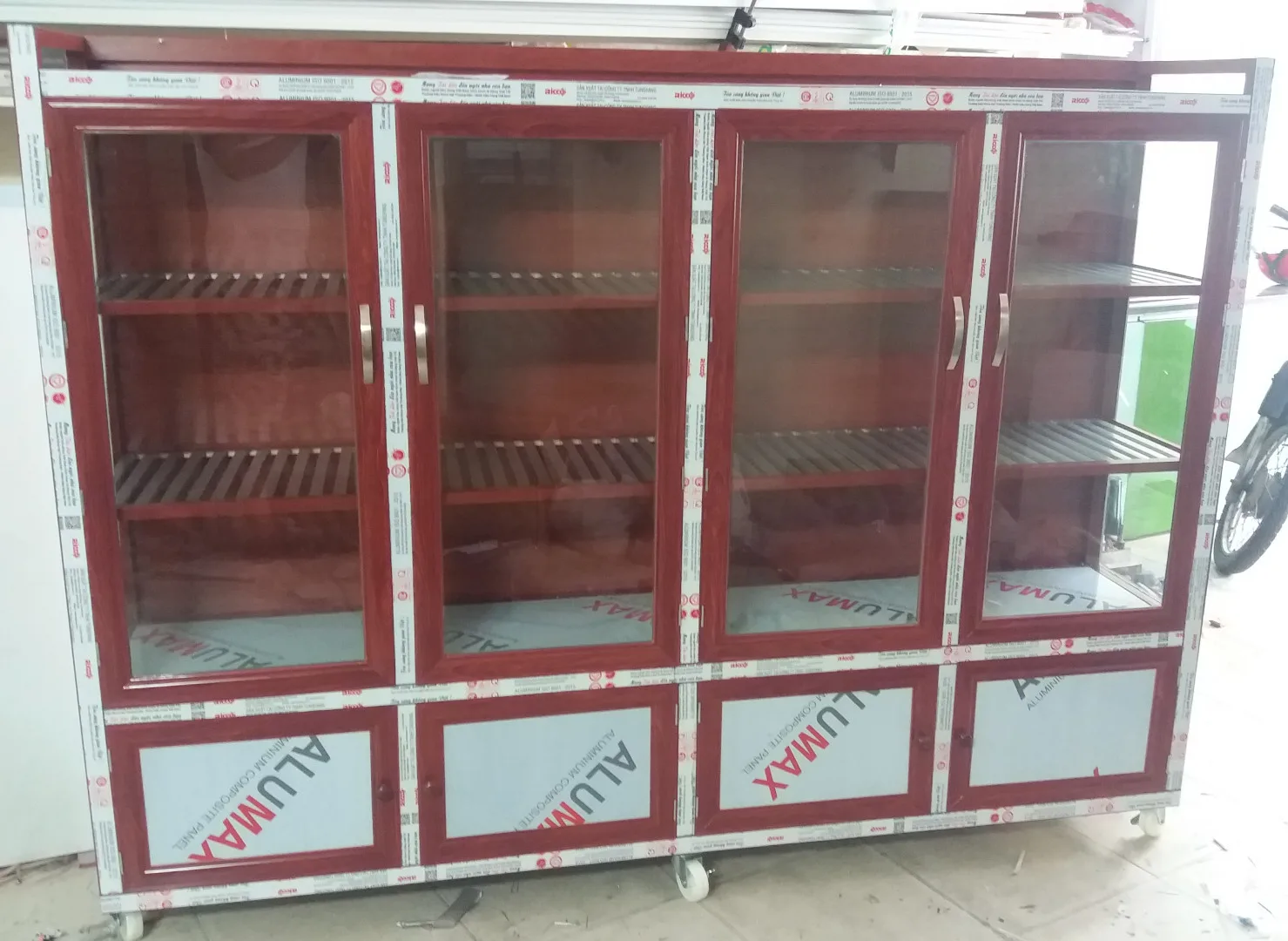 Tủ Nhôm Kính Chén Bát Đẹp, Bền 20 Năm | Giá Xưởng TP.HCM hiện nay - hình ảnh thực tế tủ nhôm kính đựng bát đĩa thiết kế hiện đại