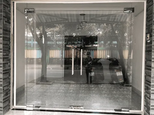 Cửa Kính Cường Lực TP.HCM – Báo Giá Mới, Mẫu Đẹp, Thi Công Uy Tín - hình ảnh thực tế Cửa kính cường lực 4