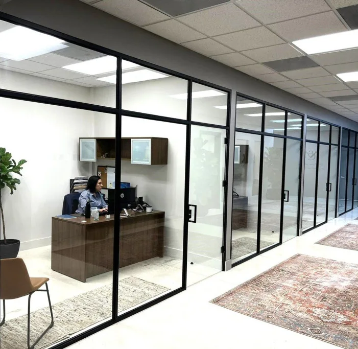 vách kính cường lực showroom cao cấp