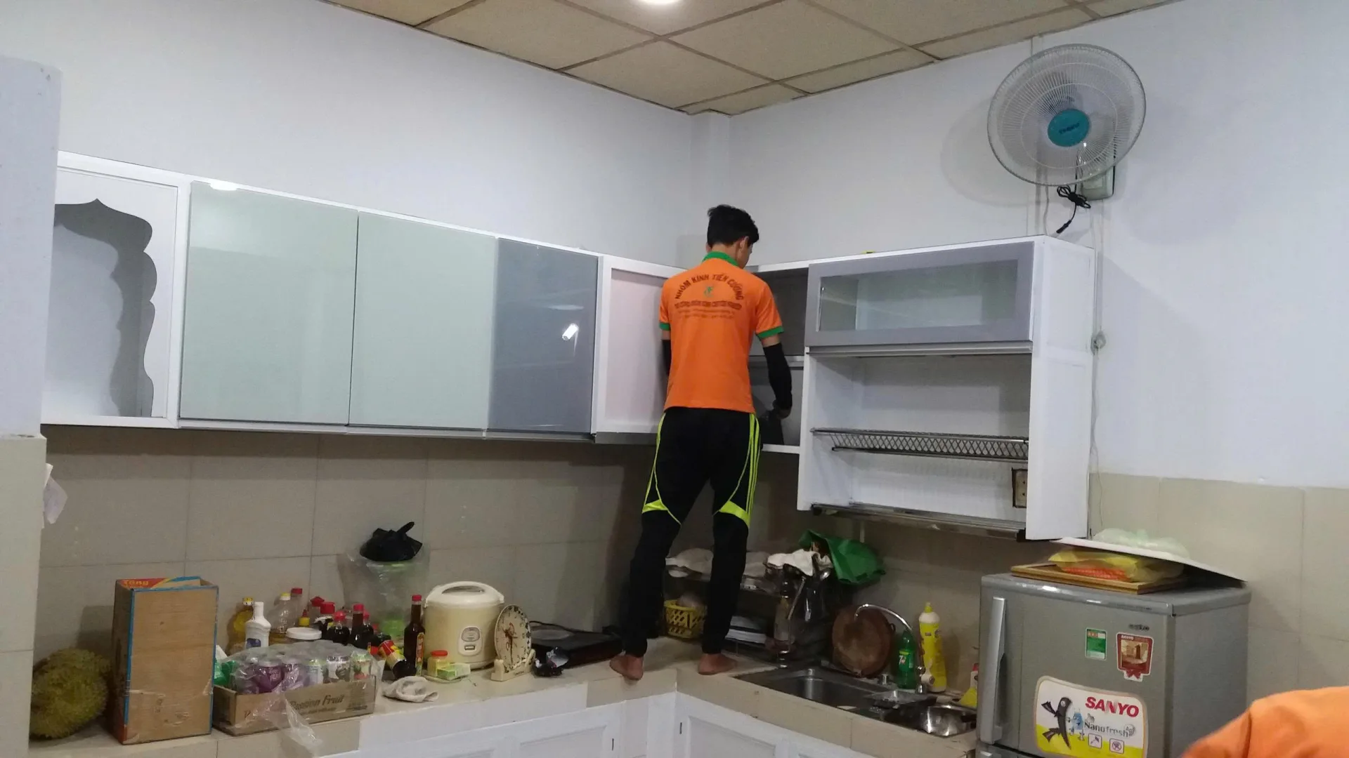 Kiểm tra tủ bếp nhôm kính trắng sau lắp đặt Thợ kiểm tra tủ bếp nhôm kính màu trắng tại TP.HCM