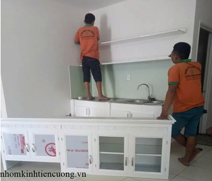 Thi công tủ bếp nhôm kính trắng cho nhà phố Lắp đặt tủ bếp nhôm kính màu trắng cho nhà phố tại TP.HCM