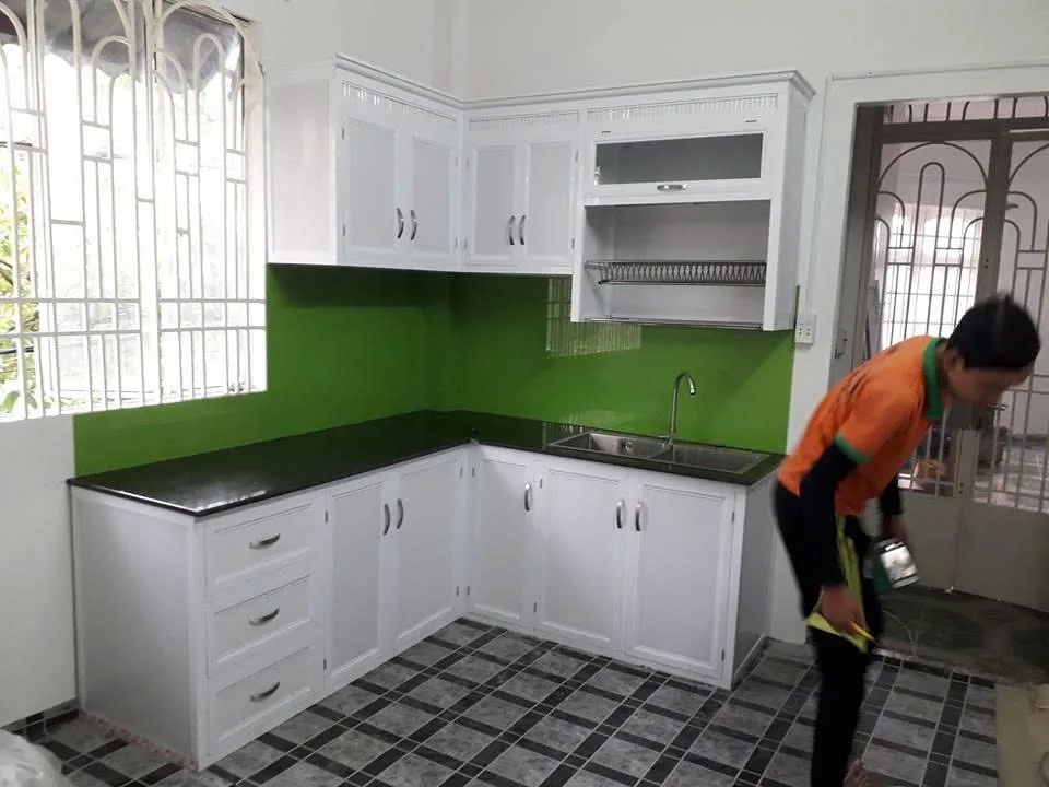 Mẫu tủ bếp nhôm kính trắng chữ L tại TP.HCM Tủ bếp nhôm kính trắng chữ L hoàn thiện tại TP.HCM