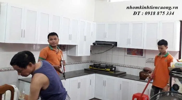 Tủ bếp nhôm kính trắng do Tiến Cường thi công Tủ bếp nhôm kính màu trắng hoàn thiện tại TP.HCM