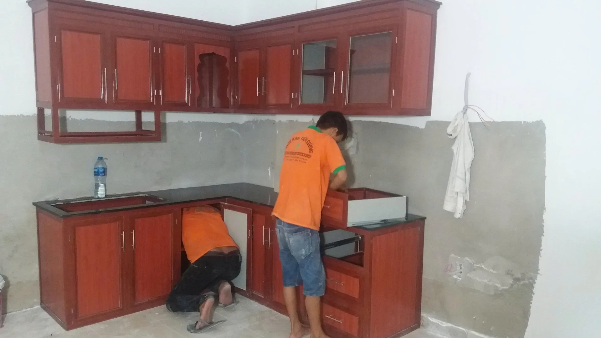 Tủ bếp nhôm kính vân gỗ chữ L tại TP.HCM Lắp đặt tủ bếp nhôm kính vân gỗ chữ L tại TP.HCM