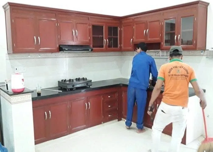 Mẫu tủ bếp nhôm kính vân gỗ hoàn thiện Tủ bếp nhôm kính vân gỗ hoàn thiện tại TP.HCM