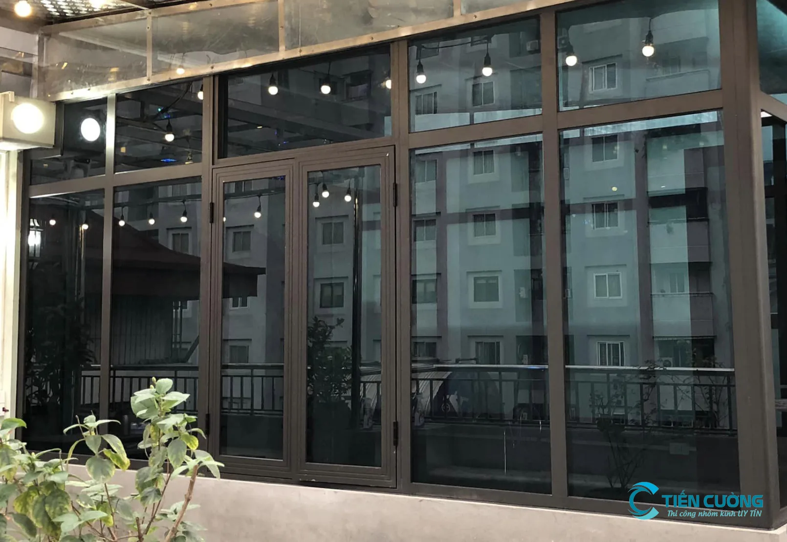 Cửa Kính Cường Lực Khung Nhôm TP.HCM – Bền, Kín, Giá Tốt hiện nay - hình ảnh thực tế cửa kính cường lực khung nhôm tphcm nhà phố hiện đại