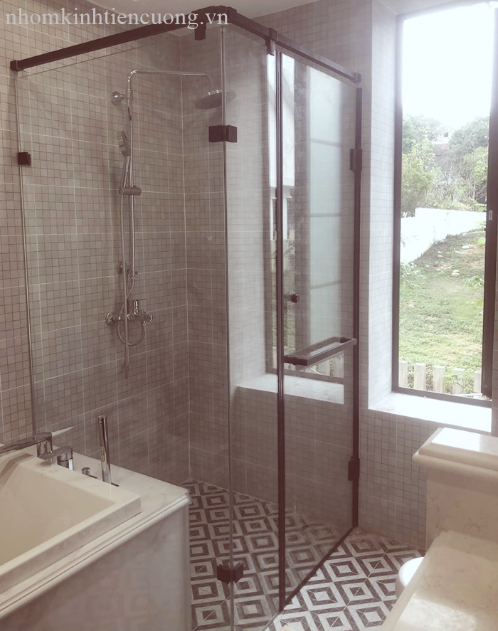 phòng tắm kính đẹp nhà phố tphcm