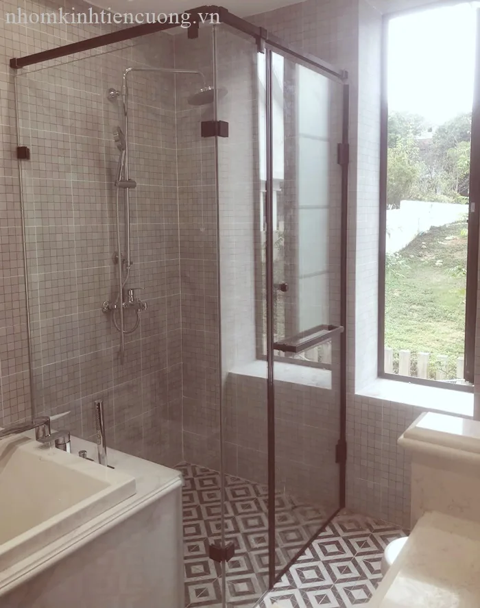 phòng tắm kính đẹp nhà phố tphcm