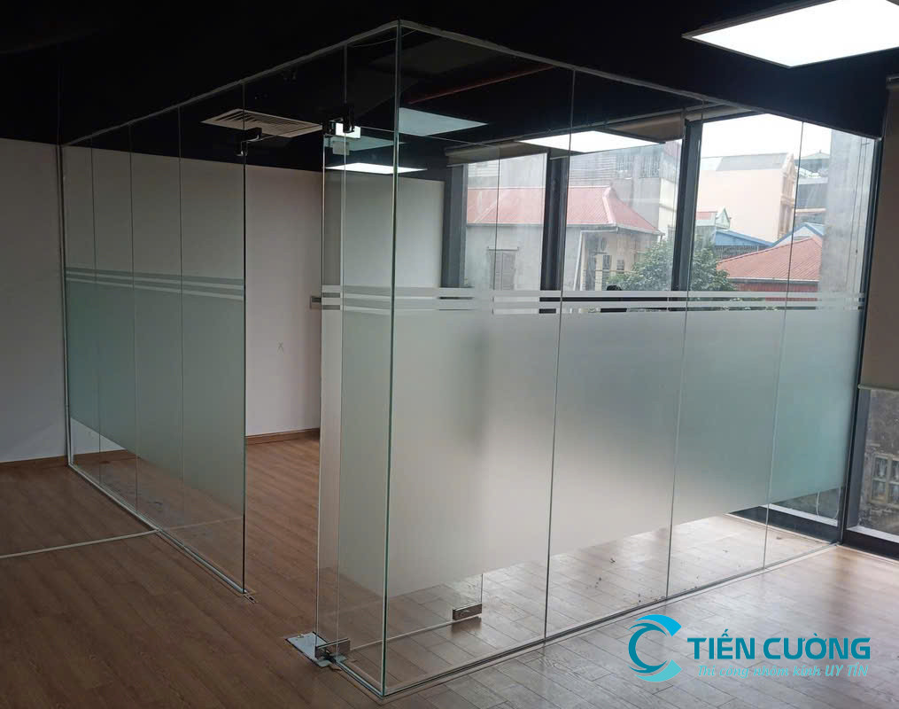 Thi công cửa kính gia đình hoàn thiện
