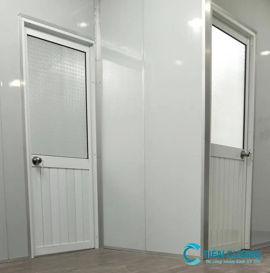 Vách Ngăn Panel Đẹp, Cách Âm Tốt, Thi Công Giá Rẻ TP.HCM - hình ảnh thực tế Vách panel kết hợp kính cường lực hiện đại