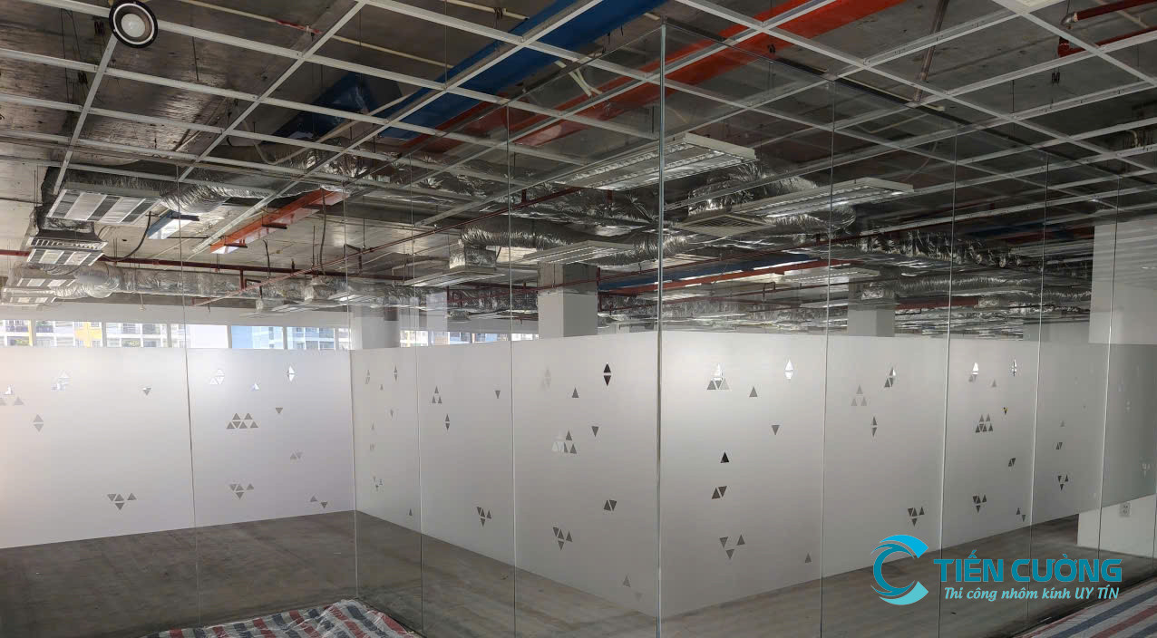 Cửa kính bản lề sàn lắp đặt tại showroom