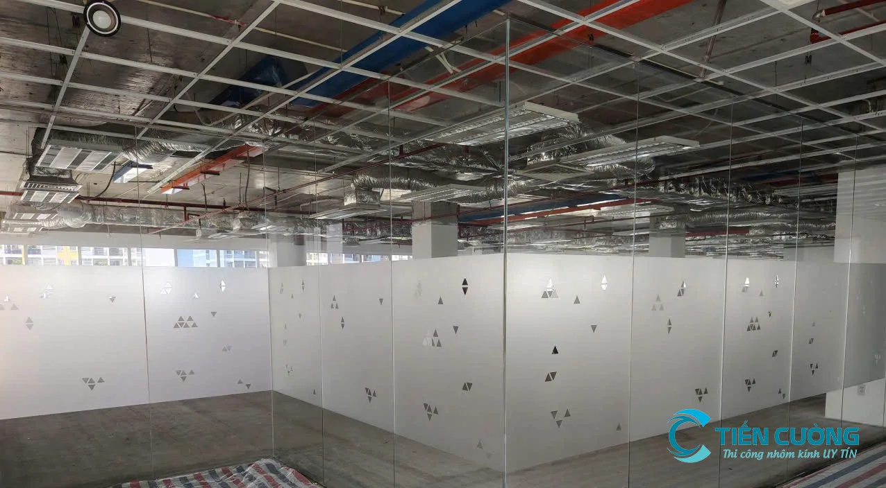 Cửa Kính Cường Lực Bản Lề Sàn TP.HCM – Bền, Đẹp, Báo Giá hiện nay - hình ảnh thực tế Cửa kính bản lề sàn lắp đặt tại showroom