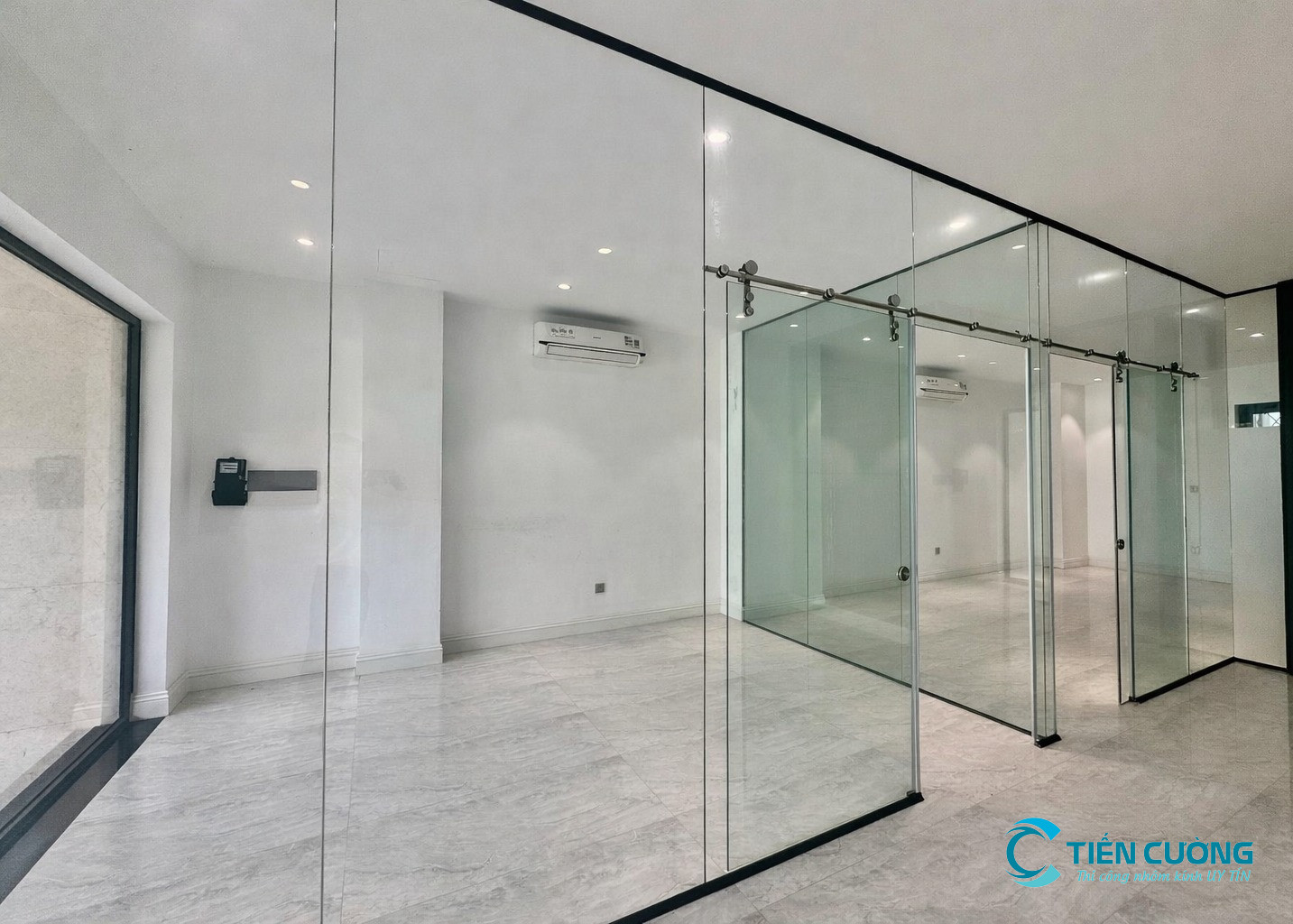 cua kinh cuong luc mat tien showroom sang trong