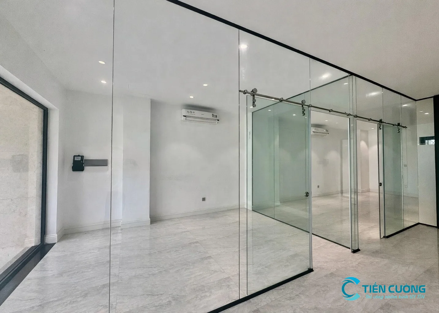 cua kinh cuong luc mat tien showroom sang trong