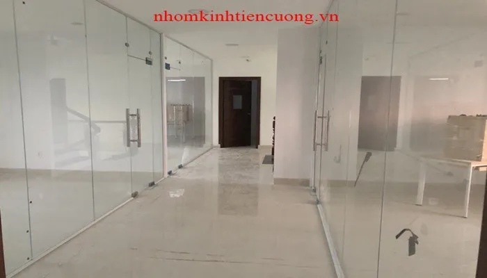 vách kính cường lực văn phòng chia phòng