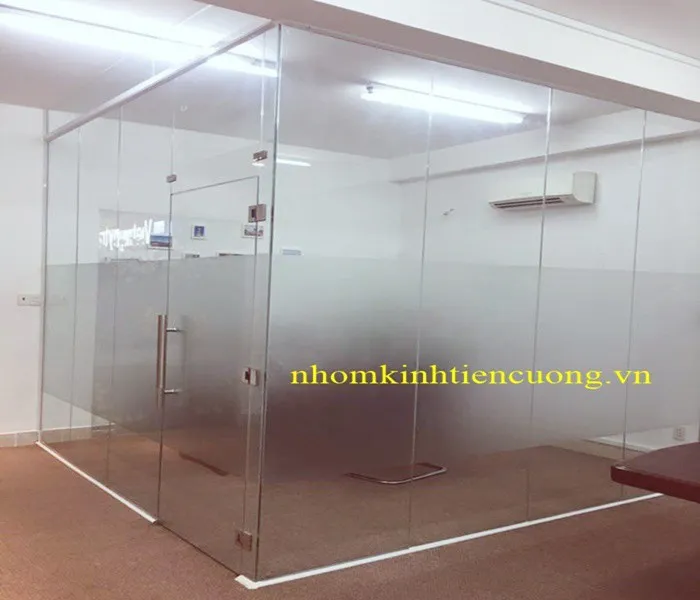 vách kính cường lực phòng khách hiện đại