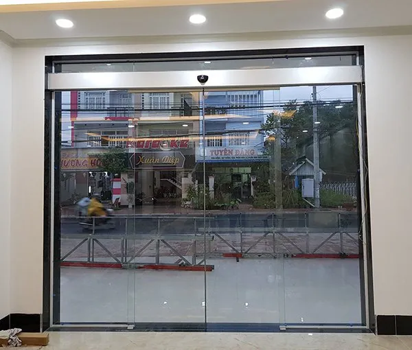 Cửa Tự Động TP.HCM Đẹp, Hiện Đại, Báo Giá Mới Nhất - Tiến Cường - hình ảnh thực tế Mẫu cửa tự động kính cường lực 2 cánh đẹp được ưa chuộng