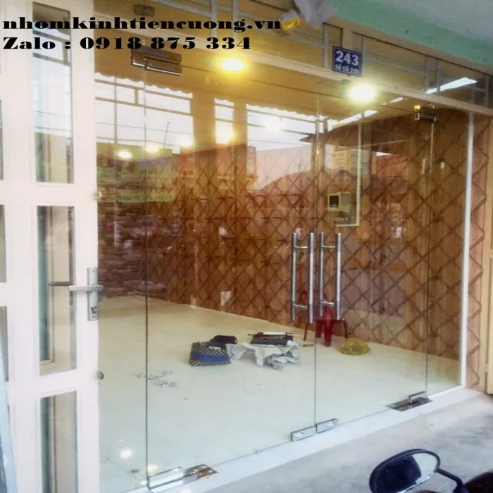 Cửa Kính Cường Lực Bản Lề Sàn TP.HCM – Bền, Đẹp, Báo Giá hiện nay - hình ảnh thực tế Thi công cửa kính bản lề sàn tại công trình