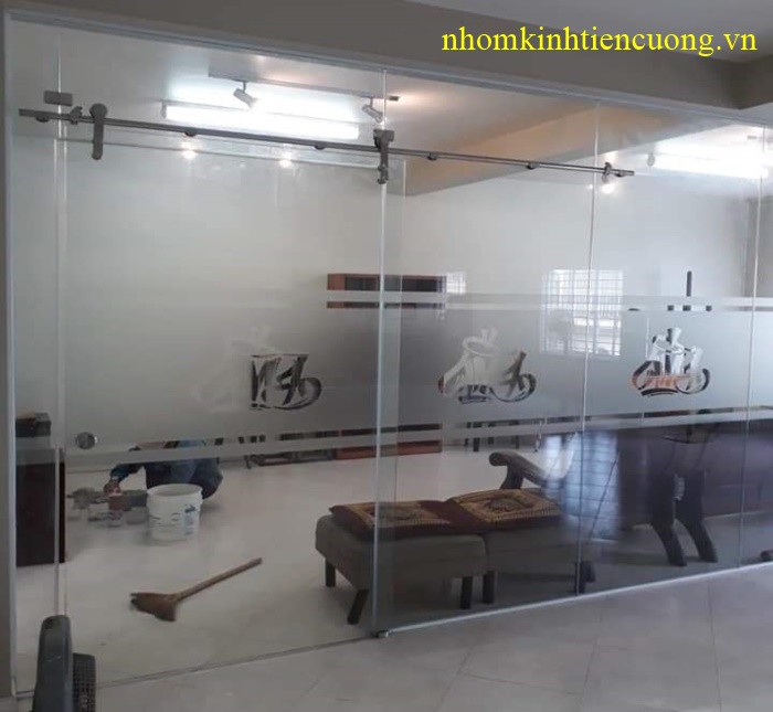 mẫu cửa kính trượt phòng khách sang trọng dễ vệ sinh