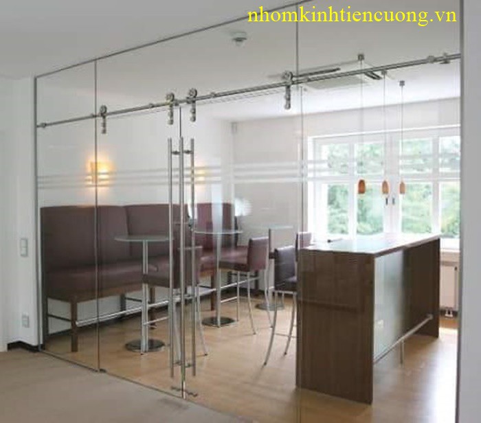 Cửa kính bản lề sàn cho nhà phố