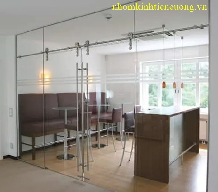 Cửa Kính Cường Lực Bản Lề Sàn TP.HCM – Bền, Đẹp, Báo Giá hiện nay - hình ảnh thực tế Cửa kính bản lề sàn cho nhà phố