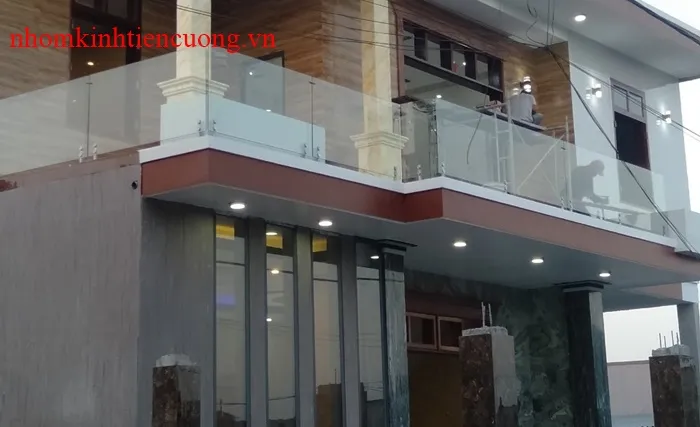 Lan Can Kính Cường Lực Ban Công – Thi Công Giá Rẻ TPHCM hiện nay - hình ảnh thực tế Lan Can Kính Cường Lực 5