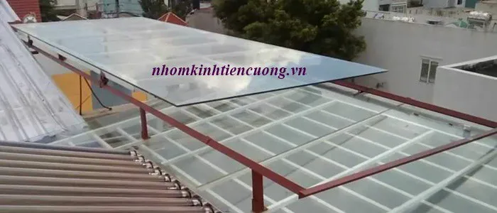 Mái che giếng trời bằng kính cường lực 1