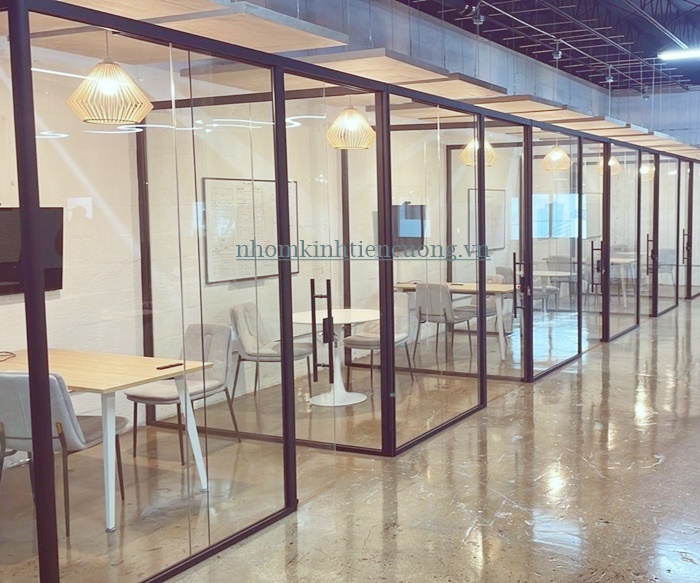 Cửa nhôm kính showroom