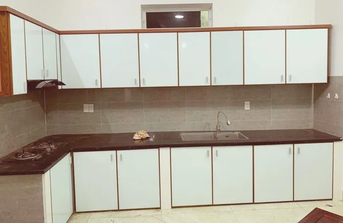 Thi công tủ bếp nhôm kính chữ L giá xưởng
