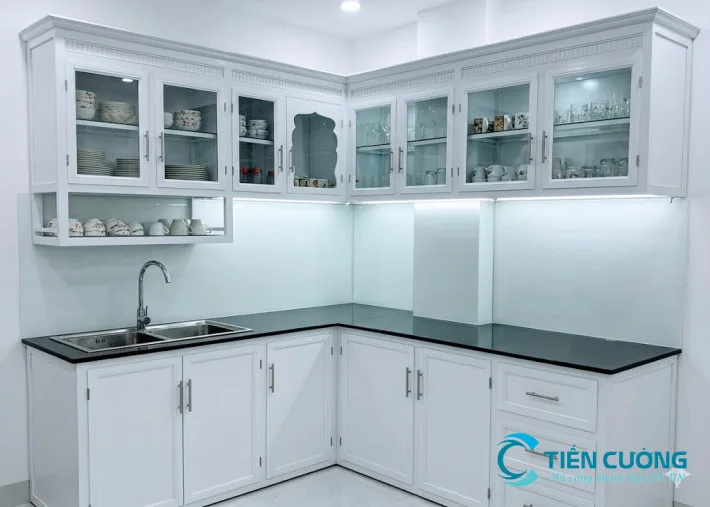 Mẫu tủ bếp nhôm kính nhỏ gọn cho căn hộ chung cư