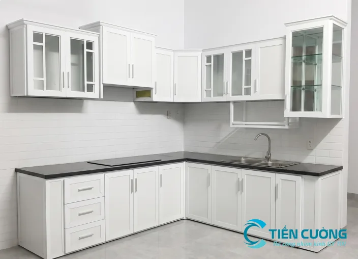 Tủ bếp nhôm Alu: Báo giá & 20+ mẫu đẹp tại TP.HCM - hình ảnh thực tế Đơn vị thi công tủ bếp nhôm thường