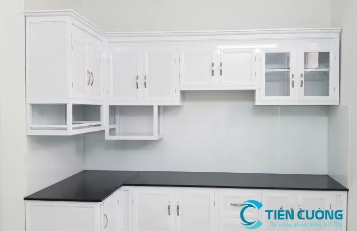 Tủ bếp nhôm Alu: Báo giá & 20+ mẫu đẹp tại TP.HCM - hình ảnh thực tế Mẫu tủ bếp nhôm Alu bền đẹp cho mọi không gian