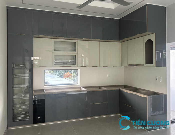 Thi công tủ bếp nhôm kính chữ L tiết kiệm không gian