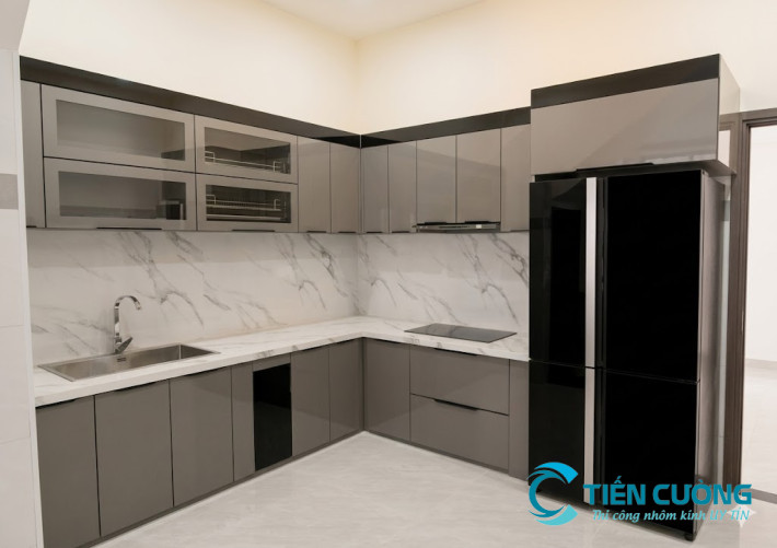 Tủ bếp nhôm hợp kim cánh kính, tay nắm cmc