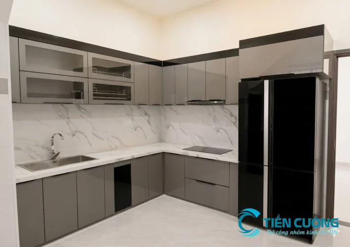 Tủ bếp nhôm hợp kim cánh kính, tay nắm cmc