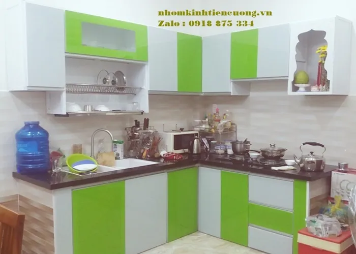 Tủ bếp nhôm kính chữ L chống ẩm mốc hiện đại