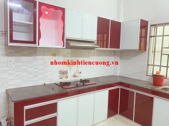 Mẫu tủ bếp nhôm kính chữ L đẹp xu hướng mới