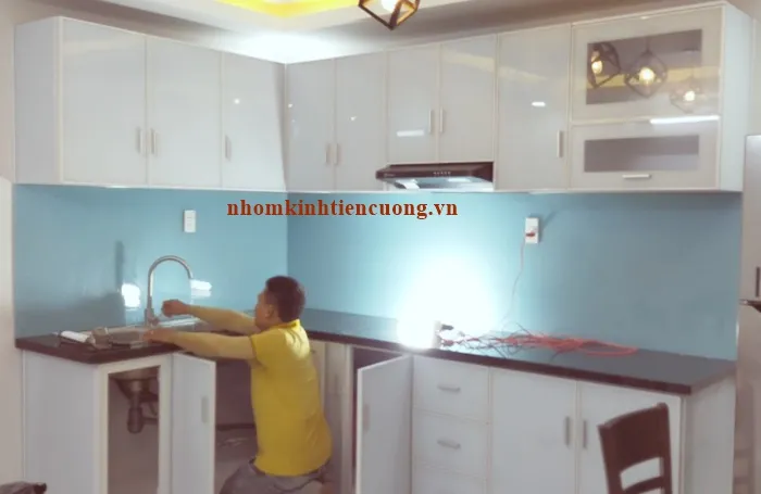 Mẫu tủ bếp nhôm kính chữ L đẹp cao cấp