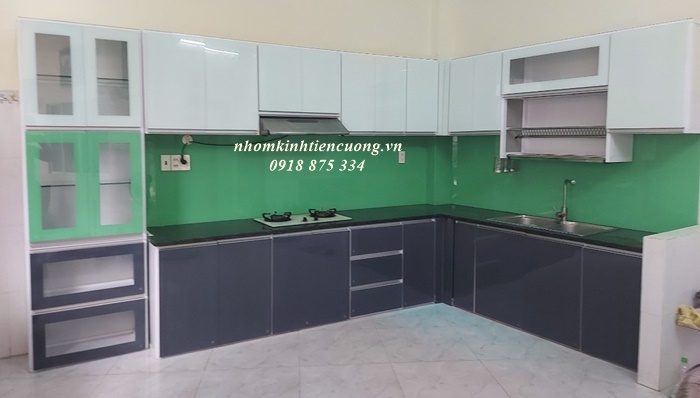 Tủ bếp nhôm kính đơn giản hiện đại